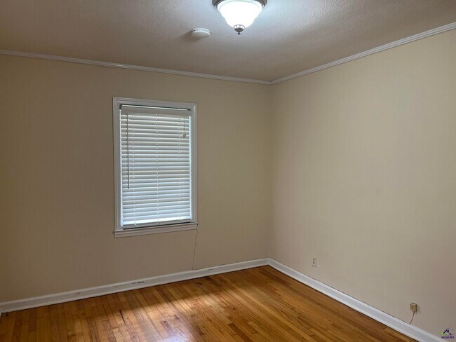 Building Photo - 230 Roycrest Dr