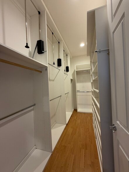 Building Photo - 48638 Barrymore St