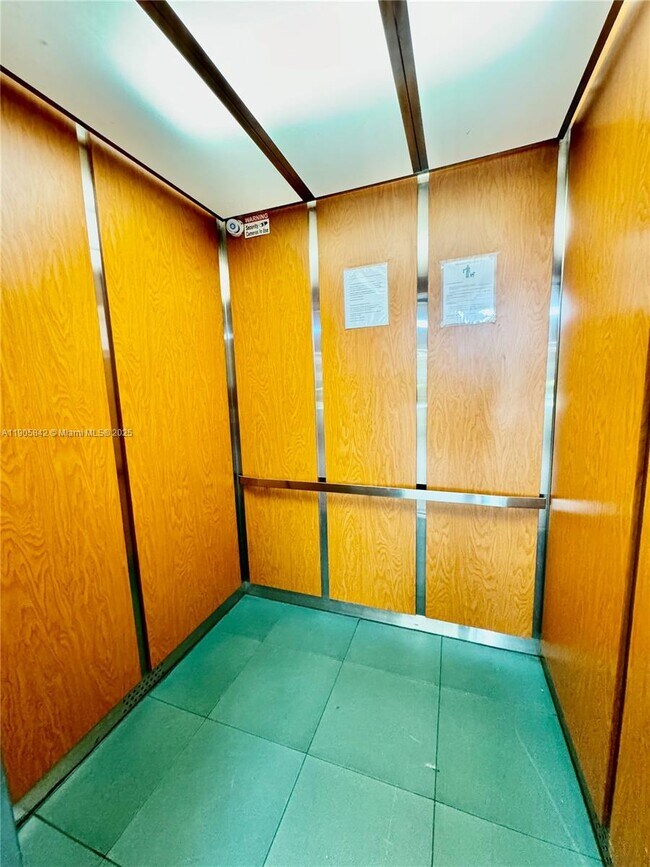 Building Photo - 9360 Fontainebleau Blvd