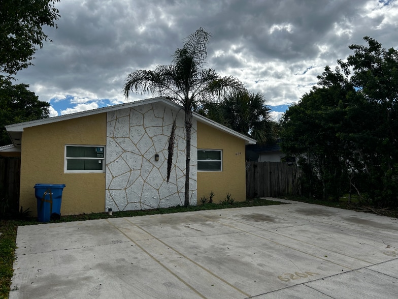 Primary Photo - 626 W Mango St