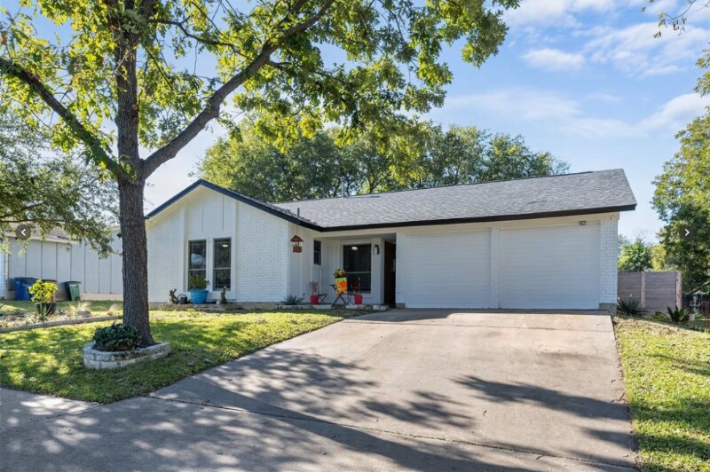 Building Photo - 2505 Lazy Oaks Dr