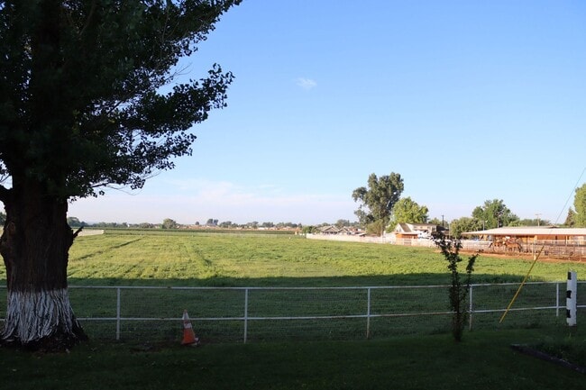 Building Photo - Gorgeous location, spectacular amenities, 3 bedroom furnished home for rent.