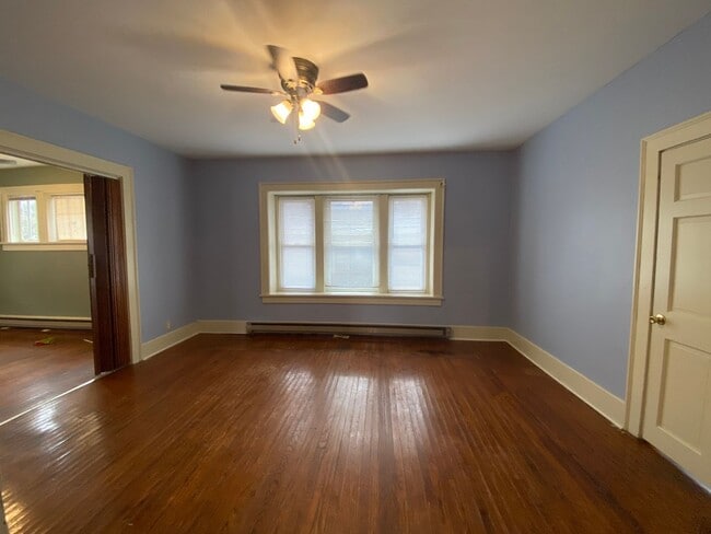 Building Photo - Spacious 3 Bedroom Home w/ 3 Full Baths