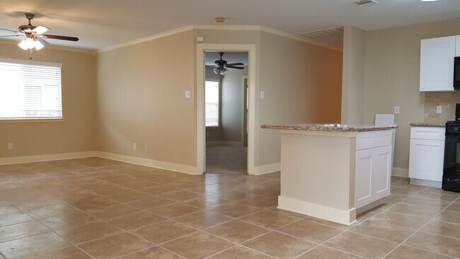 Building Photo - Hailey's Manor