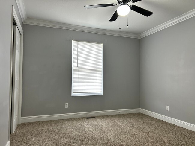 Building Photo - Large Beautiful Home!