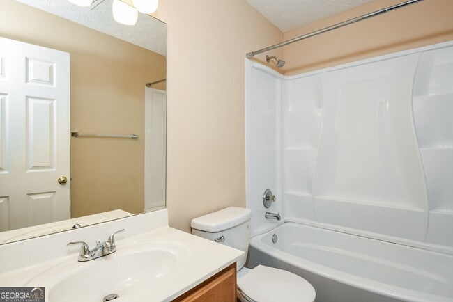 Building Photo - 411 Hillcrest Cmns