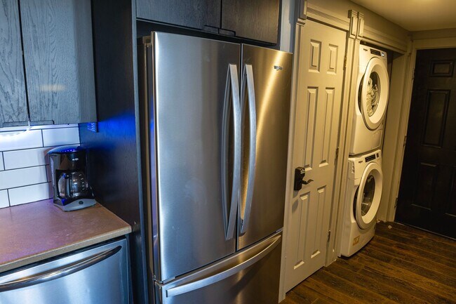 Building Photo - 204 N Walnut St