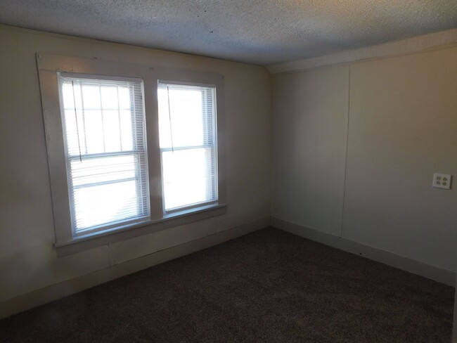 Building Photo - Quaint 3 bedroom/1 bath House in Augusta, KS!