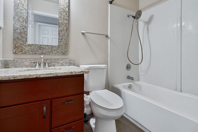 Building Photo - Beautifully Updated 3-Bed Townhome in Carm...