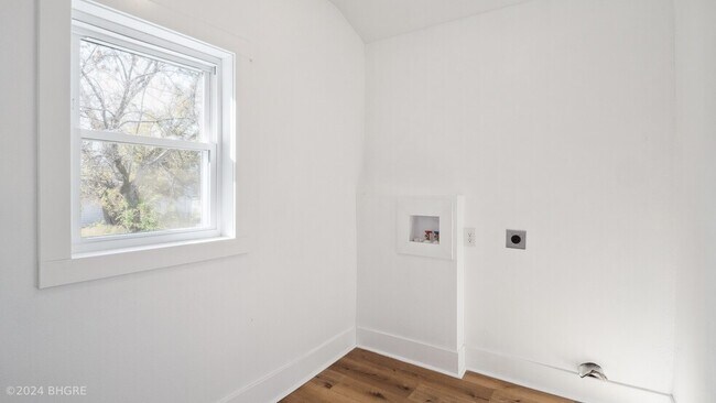 Building Photo - 407 W 1st Ave