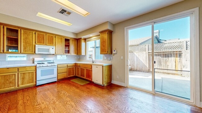 Building Photo - Bright two story 3 Bedroom 2.5 Bathroom Ho...