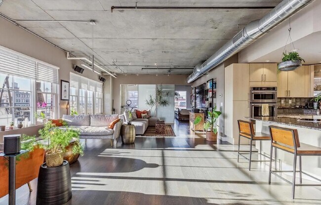 Building Photo - Downtown Loft Living at its Best