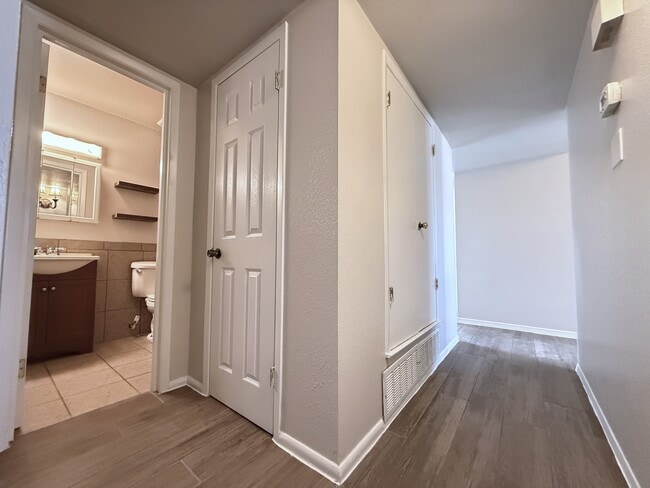 Building Photo - 9321 Sorbonne Dr
