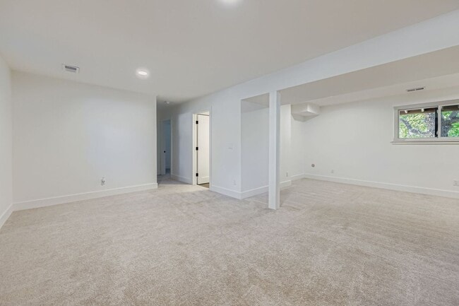 Building Photo - Recently Remodeled 4BD, 3BA Louisville Home