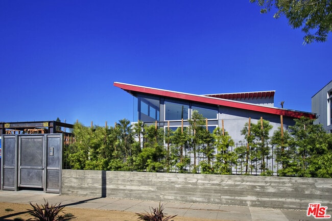 Building Photo - 806 6th Ave