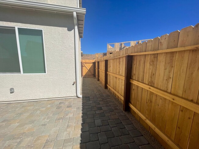 Building Photo - Beautiful Falcon Ridge Townhome!