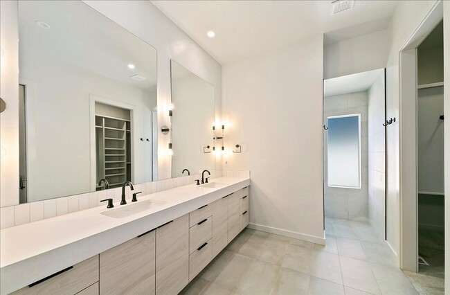 Building Photo - Modern Luxury Meets Everyday Comfort in Me...