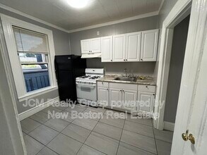Building Photo - 64 Hollis St