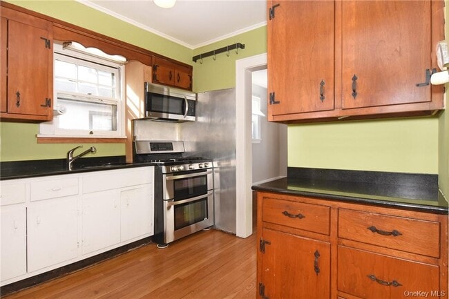 Building Photo - 27 Maple St