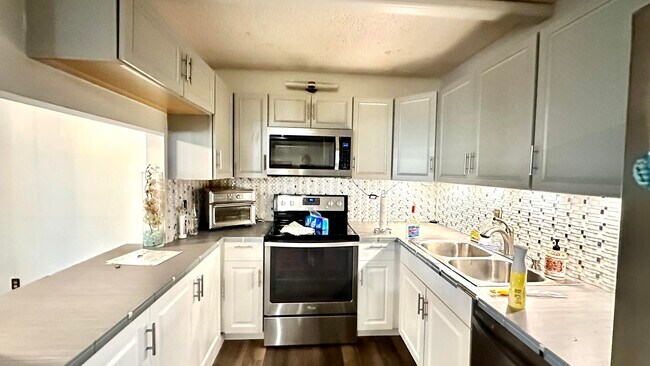 Building Photo - 533 Shady Pine Way