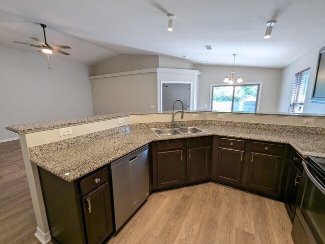 Building Photo - 8450 Island Dr