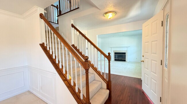 Building Photo - 611 Buttercup Dr