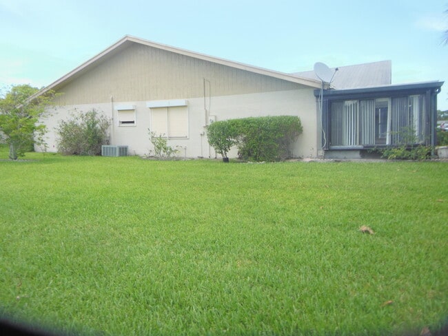 Building Photo - 5475 Glenda St