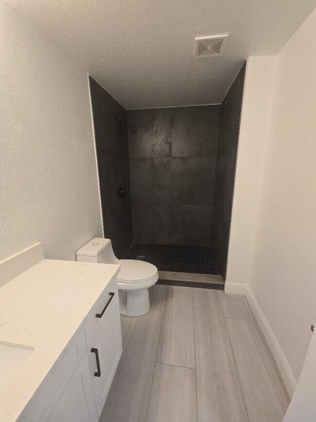 Building Photo - 2807 Veronia Dr