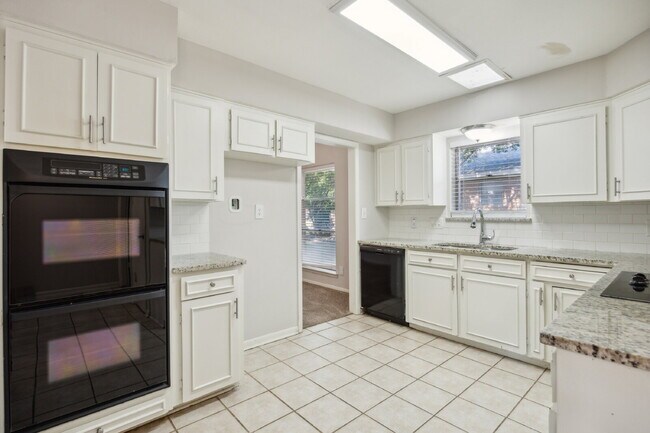 Building Photo - 1725 Northcrest Dr