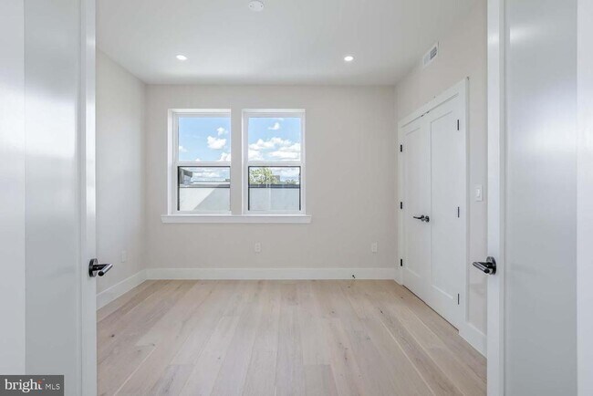 Building Photo - 722 Kenyon St NW