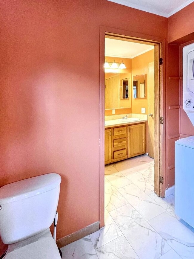 Building Photo - Charming 4-Bedroom Home in a Convenient Lo...