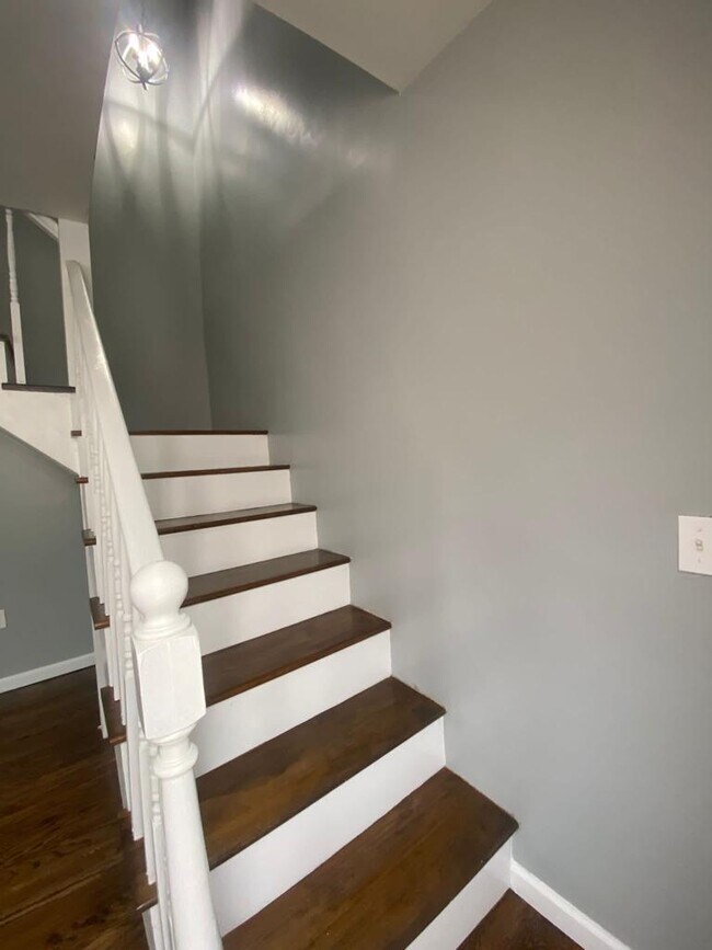 Building Photo - 51 Sassafras St