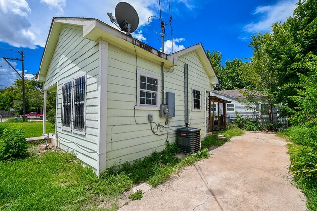 Building Photo - 3319 Holman St