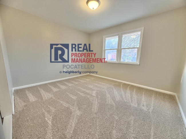 Building Photo - 3 Bedroom 1 Bath Apartment - newly remodeled