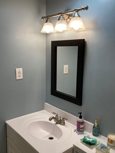 bathroom - 21 Pine St