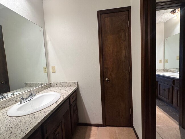 Building Photo - Gorgeous 3 bedroom 2.5 bathroom Duplex home!