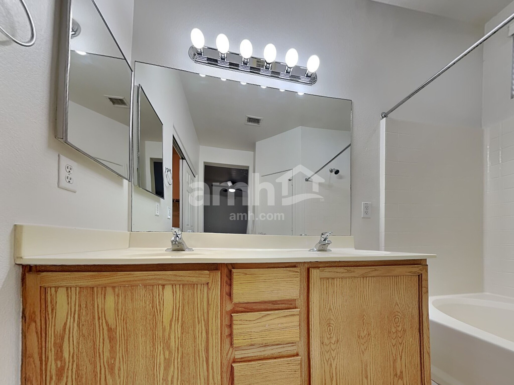 Building Photo - 2852 E Devon Ct