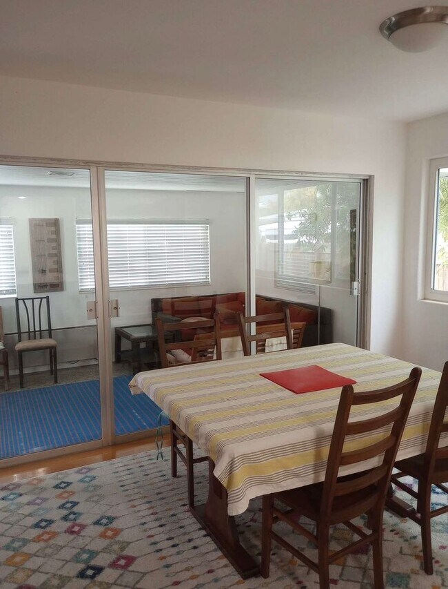 Building Photo - Furnished 3 Bedroom