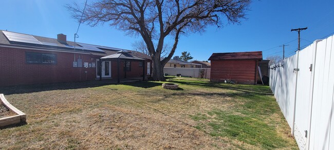 Building Photo - LARGE 3 BEDROOM HOME NEAR ENMU