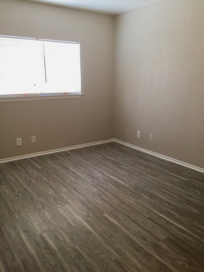 Building Photo - 10910 Baltic Dr