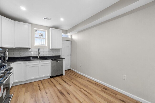 Building Photo - 3326 Noble St