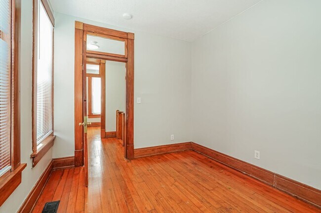 Building Photo - E. Main/802-804 - 804