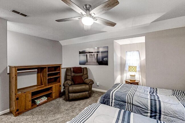 Building Photo - 247 Lakeview Ln