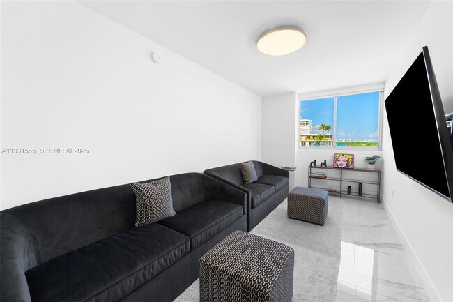 Building Photo - 9521 E Bay Harbor Dr