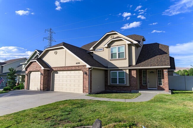 Building Photo - Private Oasis with Panoramic Mountain Views – 4 BR Plus Bonus Room / Office