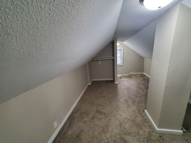 Building Photo - 2 Bedroom, 1 Bathroom rental home with gar...