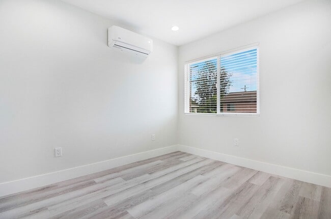 Building Photo - 1740-1742 Rose Ave Triplex