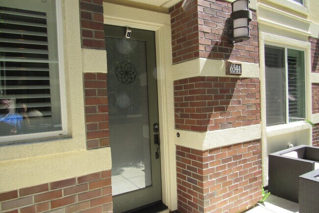 Building Photo - Gorgeous 4 Bed, 3.5 Bath End Unit Townhome in Perfect Dublin Location