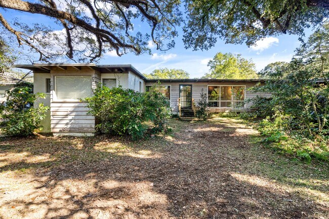 Building Photo - 2/2 with carport - fenced backyard