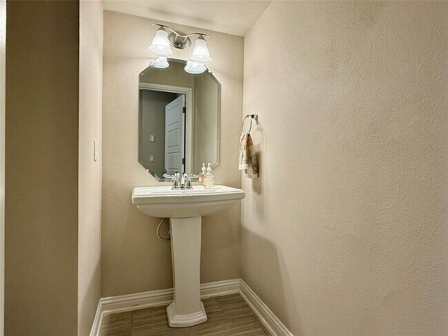 Building Photo - 6814 E Riverside Dr